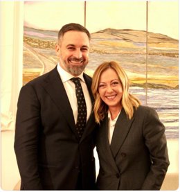 El líder de Vox, Santiago Abascal, con la primera ministra italiana, Giorgia Meloni.