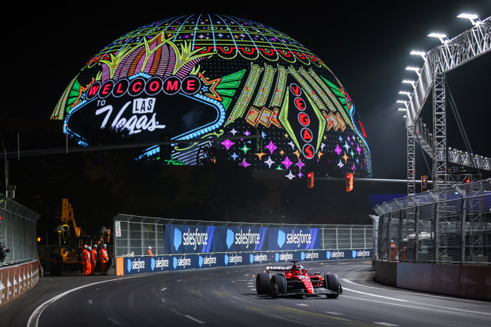 16 LECLERC Charles (mco), Scuderia Ferrari SF-23, action during the 2023 Formula 1 Heineken Silver Las Vegas Grand Prix, 21th round of the 2023 Formula One World Championship from November 17 to 19, 2023 on the Las Vegas Strip Circuit, in Las Vegas, USA