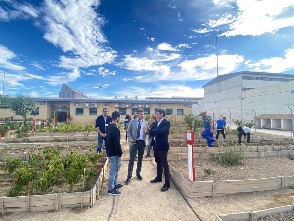 El director general de Formación Profesional, Enseñanzas de Régimen Especial y Educación Permanente, Luis Quiñonero, durante su visita al centro penitenciario.
