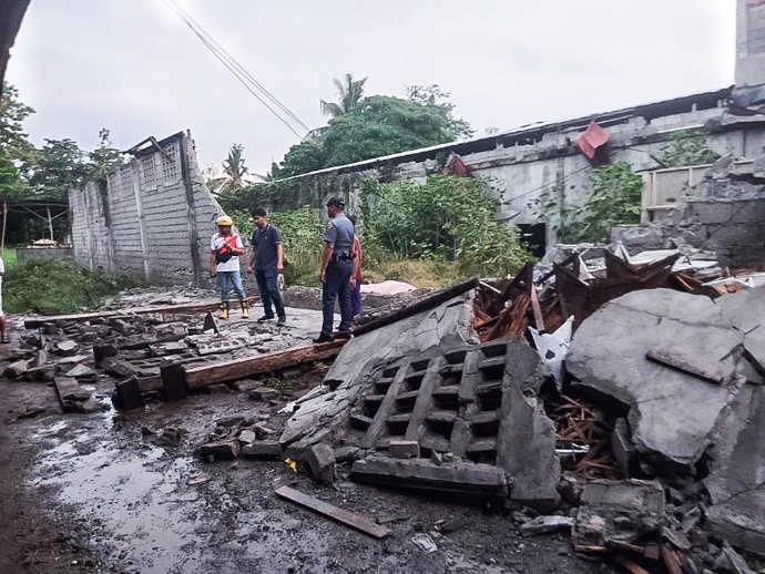 GENERAL SANTOS CITY, Nov. 17, 2023  -- People inspect a damage site from an earthquake in General Santos City, the Philippines on Nov. 17, 2023.   The Philippine Institute of Volcanology and Seismology on Friday downgraded the magnitude of the offshore 