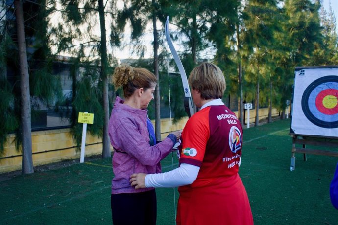 Quince mujeres han participado en la jornada inicial del programa de Tiro con Arco para Mujeres pacientes de cáncer de mama, una actividad financiada por la Fundación Atlantic Copper en colaboración con Fabis y el Club Asirio de Tiro con Arco de Huelva.