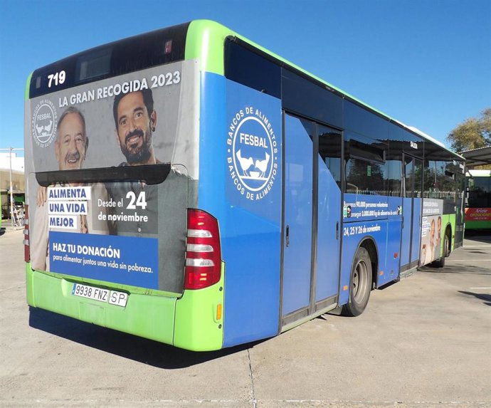 Autobús de Aucorsa para colaborar con la Gran Recogida 2023 del Banco de Alimentos Medina Azahara, que se desarrollará a partir del día 24 de noviembre.
