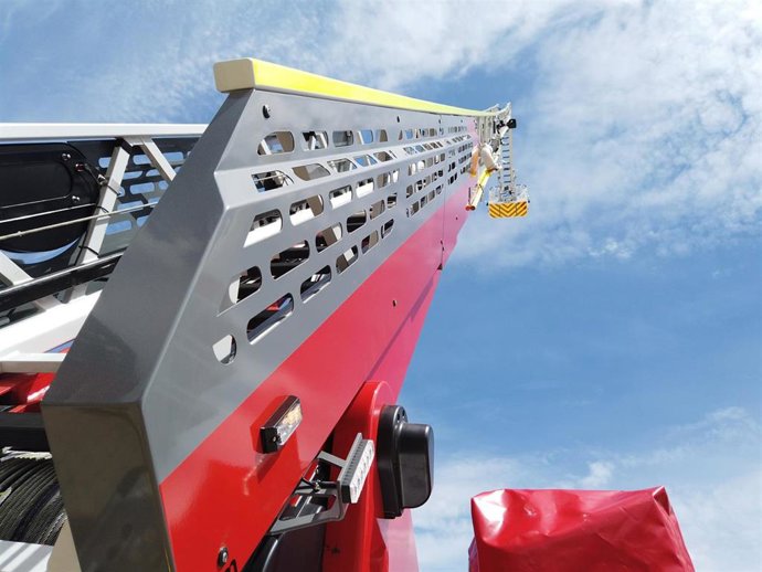 Archivo - Cuatro vehículos autoescalera