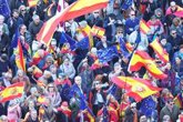 Foto: Banderas de España y de la UE inundan la Plaza de Cibeles en la protesta contra la amnistía y Sánchez