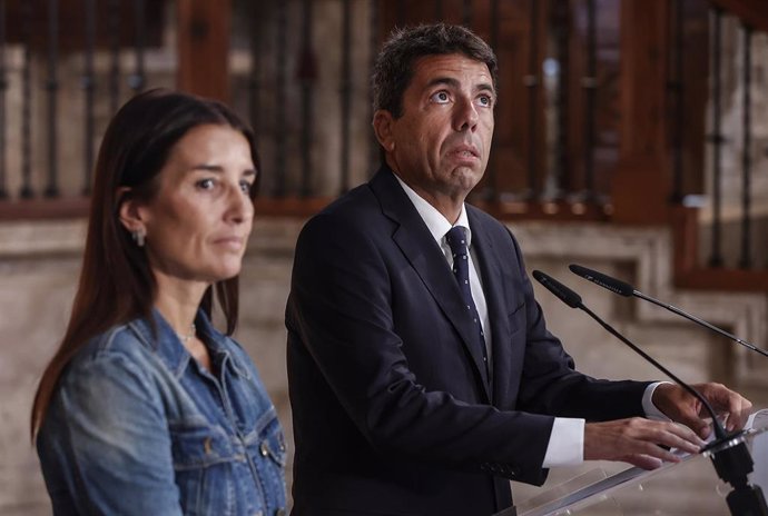 Archivo - El presidente de la Generalitat, Carlos Mazón, y la consellera de Hacienda, Economía y Administración Pública, Ruth Merino, presentan los presupuestos de la Generalitat para 2024