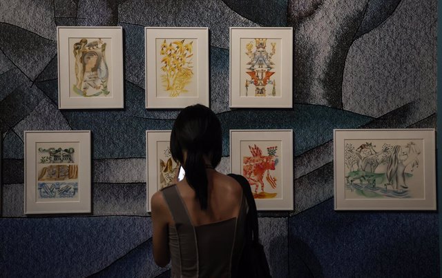 Archivo - Una mujer observa algunas de las obras de la exposición 'Miguel Calatayud. Trànsit Il·lustrat', en el Centre del Carme Cultura Contemporània (CCCC). 