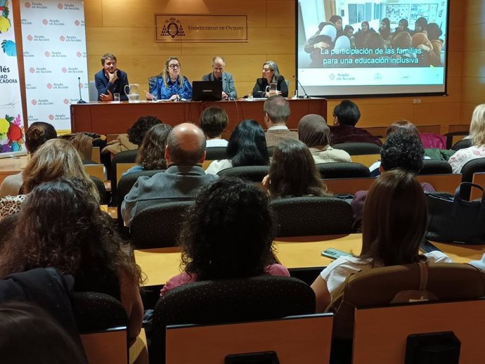 El director general de Inclusión Educativa y Ordenación, David Artime; la consejera de Educación, Lydia Espina; el concejal de Educación de Avilés, Juan Carlos Guerrero, y la responsable de Ayuda en Acción en Asturias, Elena Rúa.