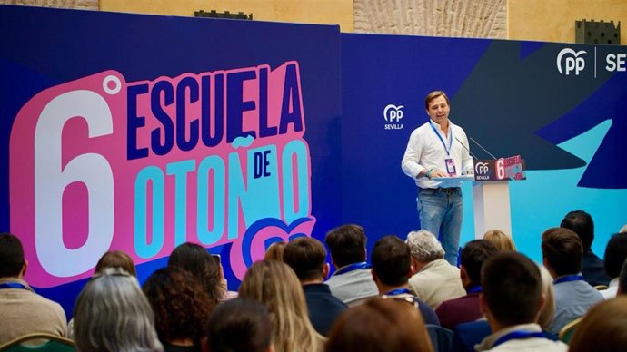 El secretario general del Partido Popular de Andalucía, Antonio Repullo, durante su intervención este sábado en Carmona (Sevilla) dentro de la Escuela de Otoño del PP de Sevilla.