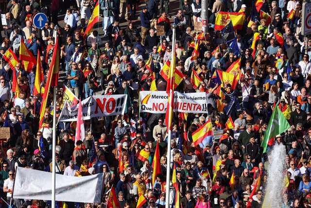 El alcalde de Madrid, José Luis Martínez-Almeida (c), durante una manifestación contra la amnistía, en Cibeles, a 18 de noviembre de 2023, en Madrid (España).