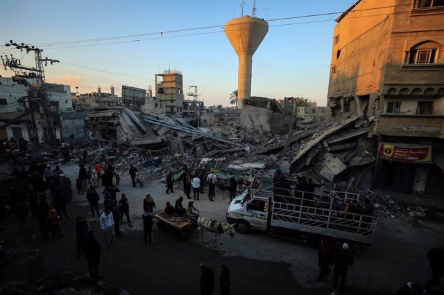 GAZA, Nov. 18, 2023  -- People check the rubble of buildings destroyed in an Israeli military operation in the southern Gaza Strip city of Khan Younis Nov. 17, 2023. Gaza's government media office announced on Friday that the total number of Palestinian d