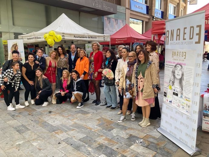 La concejal de Gobierno Abierto, Promoción Económica y Empleo, Mercedes Bernabé, ha inaugurado la Feria de las Ideas de la asociación ANAEDE