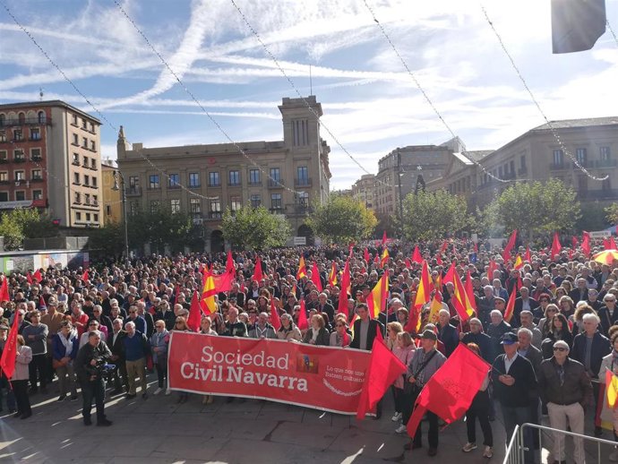 Concentración en Pamplona en contra de la ley de amnistía.