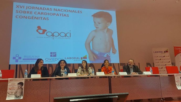 La concejala de Oviedo, María Velasco; la consejera de Salud, Concepción Saavedra; la presidenta de APACI, Ana Fernández; la gerente del área sanitaria IV, Beatriz López Ponga, y el director de la sucursal Laboral Kuttxa, Amador García.