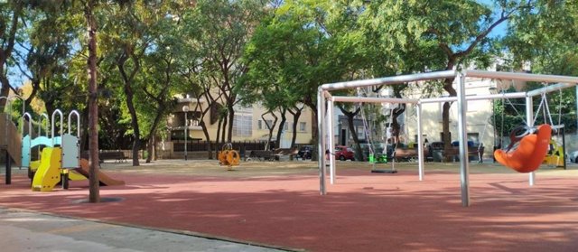 Una de les noves àrees de jocs infantils renovades a sis districtes de Barcelona