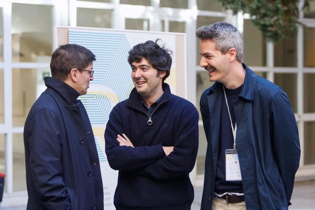 El arquitecto Alberto Veiga, a la izquierda, charla con los responsables del estudio MAAV. Adrián Martínez y Guillermo Avanzini, durante la  las XXII Jornadas de Intervención en el Patrimonio de La Rioja