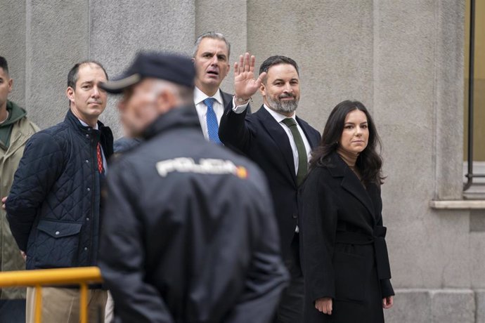 El líder de Vox, Santiago Abascal (2d), saluda a su llegada al Tribunal Supremo para presentar una querella junto a sus diputados, a 14 de noviembre de 2023, en Madrid (España). 