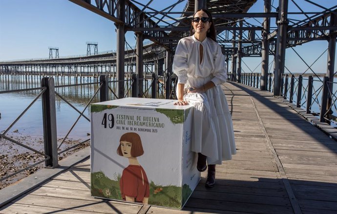 La actriz mexicana Cecilia Suárez en el Muelle del Tinto de Huelva.