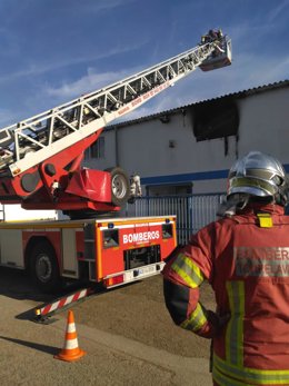 Bomberos sofocan un incendio en una nave abandonada en Ruiloba