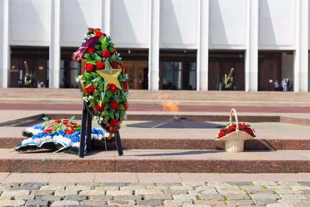 Archivo - May 3, 2018, Moscow, Russia: Wreaths and flowers seen at the Eternal Flame, during the event..At Victory Park in Poklonnaya Gora, Director of the Federal Service of the National Guard of the Russian Federation, General Viktor Zolotov, launched t