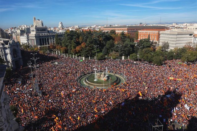 Miles de personas durante una manifestación contra la amnistía, en Cibeles, a 18 de noviembre de 2023, en Madrid (España). Diferentes asociaciones, entre las que se encuentran Foro España Cívica, Unión 78, Pie en Pared o NEOS, han convocado esta concent