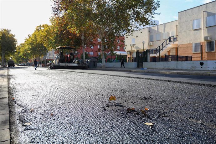 Concluyen las obras de asfaltado de la calle Doctora Navarro Rodríguez en Sevilla Este