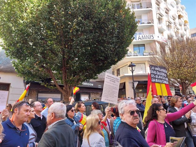 Unas 300 personas se concentran en Palma contra la amnistía y en defensa de "la libertad e igualdad de los españoles"