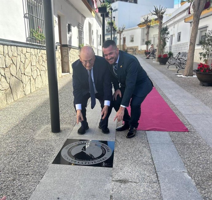 El alcalde de Paterna, Andrés Clavijo, con Fosforito en su reconocimiento en el Paseo del Flamenco.