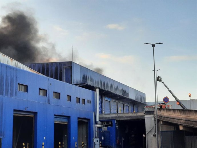 Imagen del incendio que quema en una empresa de residuos en la Zona Franca de Barcelona