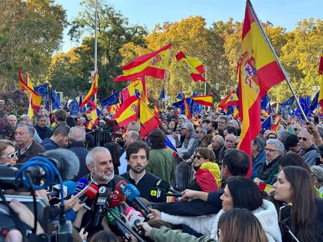 Carrizosa y Vázquez en declaraciones a los periodistas en la manifestación en Madrid contra la amnistía.