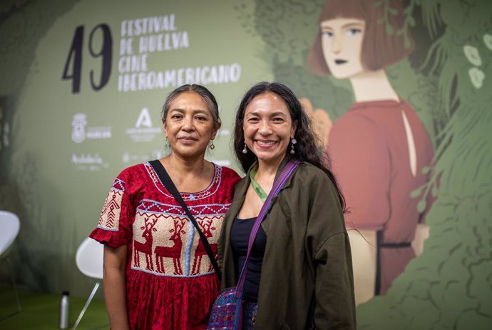 La directora de 'Valentina o la serenidad', Ángeles Cruz (izquierda), y la actriz Myriam Bravo, tras conocer el fallo del jurado.