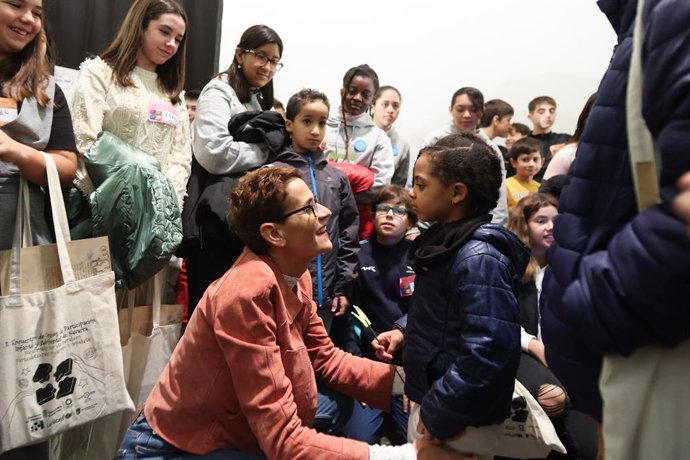 La presidenta Chivite, con uno de los niños participantes en el acto de Viana.