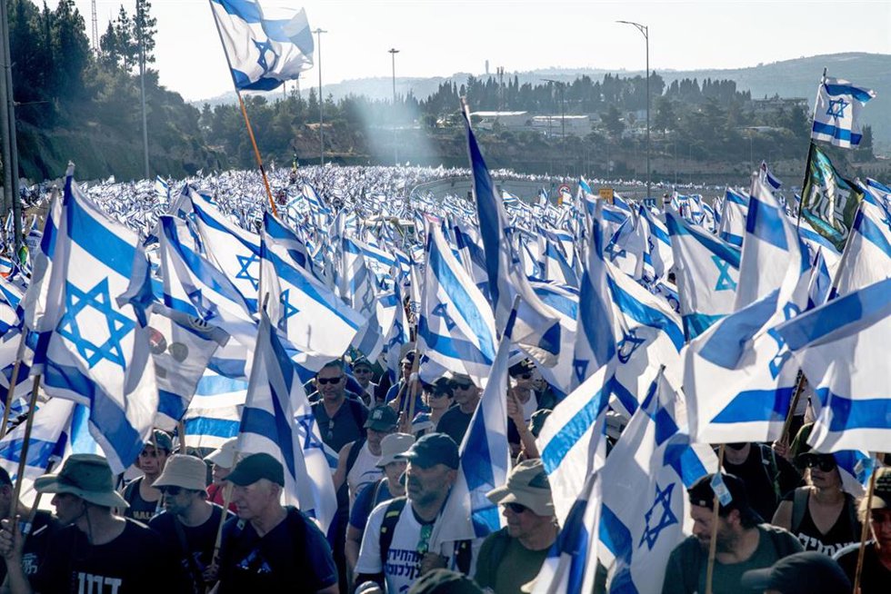 Archivo - July 22, 2023, Jerusalem, Israel: Protestors against the reform wave the Israeli flags as they climb the entrance road to Jerusalem during the demonstration. Tens of thousands of protestors against the reform wave the Israeli flag as they clim