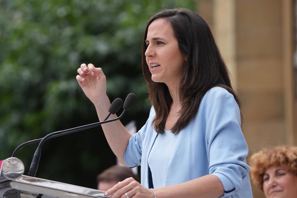 Archivo - La ministra de Derechos Sociales y Agenda 2030, Ione Belarra, interviene durante un acto de campaña de Sumar, en la plaza de Cataluña, a 20 de julio de 2023, en San Sebastián, Guipúzcoa, Euskadi (España). 
