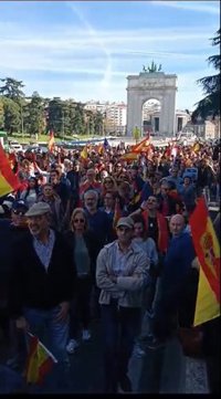 Varios centenares de manifestantes contra la amnistía se dirigen al Palacio de la Moncloa y cortan la A-6