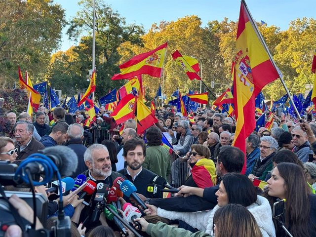 Carrizosa i Vázquez en unes declaracions als periodistes en la manifestació a Madrid contra l'amnistia