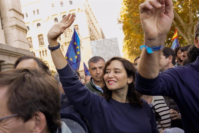 La presidenta de la Comunidad de Madrid, Isabel Díaz Ayuso, en la manifestación contra la amnistía en la Plaza de Cibeles