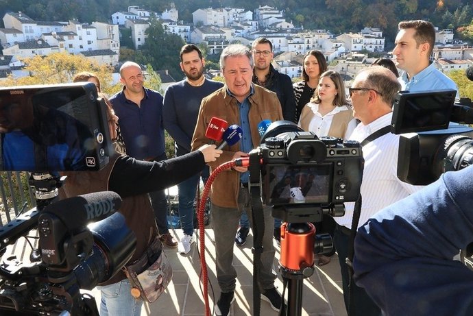 El secretario general del PSOE de Andalucía, Juan Espadas, ha trasladado la "decepción y frustración" de la juventud andaluza con Moreno Bonilla durante su visita a Cazorla (Jaén).