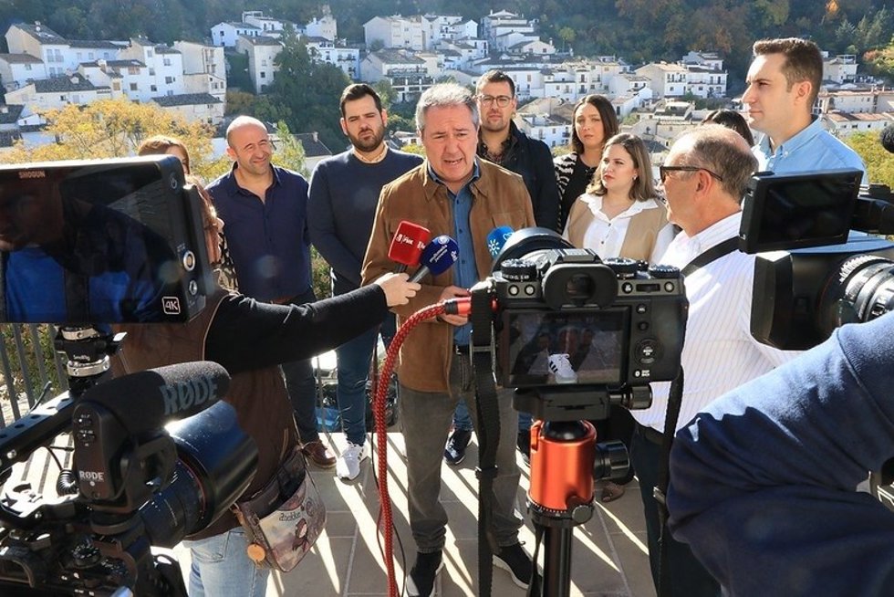 El secretario general del PSOE de Andalucía, Juan Espadas, ha trasladado la "decepción y frustración" de la juventud andaluza con Moreno Bonilla durante su visita a Cazorla (Jaén).