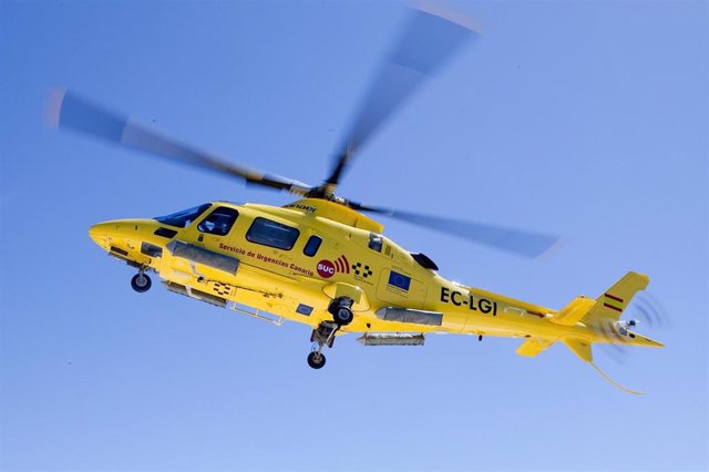 Archivo - Helicóptero medicalizado del Servicio de Urgencias Canario (SUC)