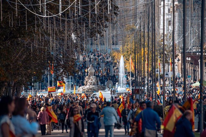 Miles de personas durante una manifestación contra la amnistía, en Cibeles, a 18 de noviembre de 2023, en Madrid (España). Diferentes asociaciones, entre las que se encuentran Foro España Cívica, Unión 78, Pie en Pared o NEOS, han convocado esta concentra