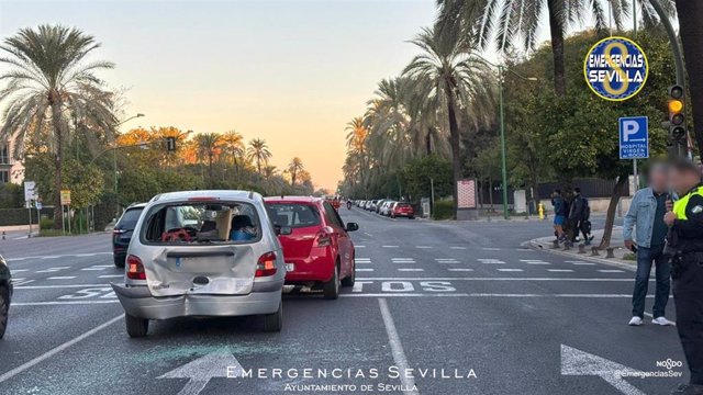Imagen de la colisión de dos vehículos en la Avenida de la Palmera de Sevilla.