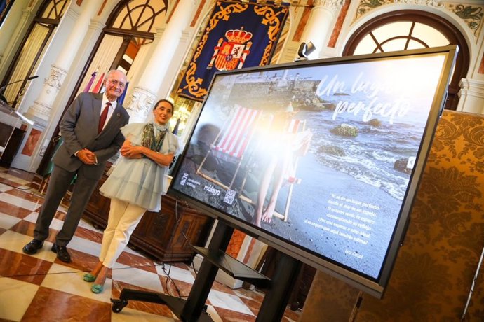 Archivo - Luz Casal y el alcalde de Málaga, Francisco de la Torre, en una imagen de archivo del momento de la presentación de la nueva campaña de promoción de la ciudad.