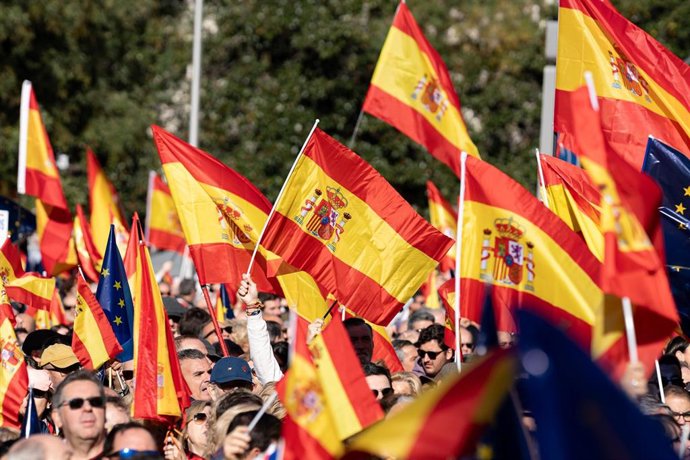 Banderas españolas durante una manifestación contra la amnistía, en Cibeles, a 18 de noviembre de 2023, en Madrid (España). Diferentes asociaciones, entre las que se encuentran Foro España Cívica, Unión 78, Pie en Pared o NEOS, han convocado esta concen
