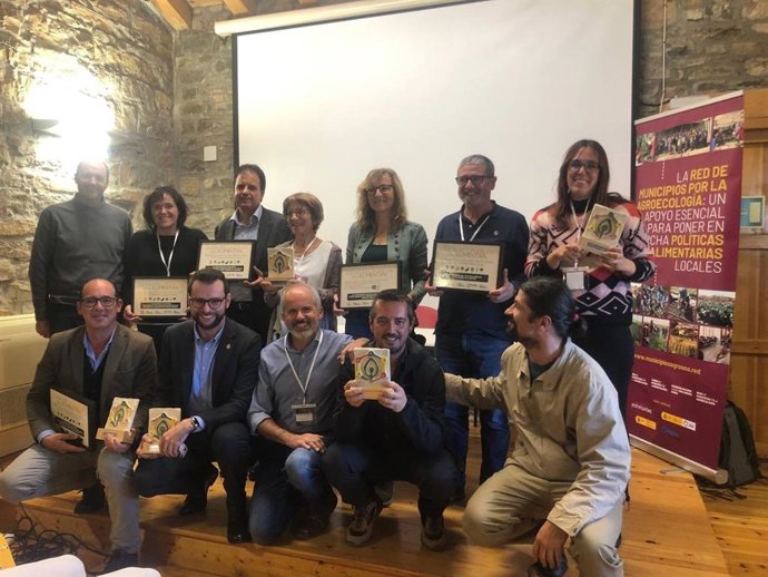 Foto de familia del Ayuntamiento de Córdoba con el galardón 'Ciudades y Pueblos que Alimentan' en Aínsa (Huesca).