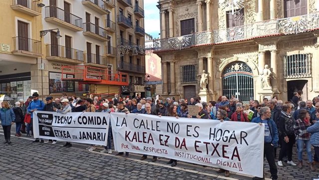 Concentración en Pamplona para reclamar más recursos para atender a las personas sin hogar.