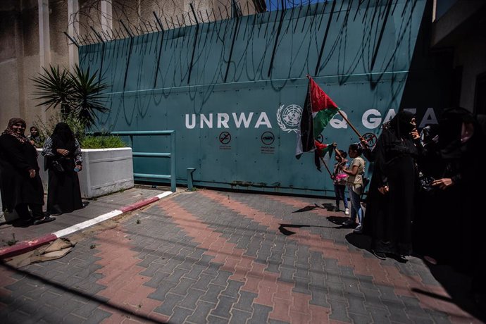 Archivo - June 20, 2023: Gaza, Palestine. June 21, 2023. Palestinians hold banners and wave the Palestinian National flag during a demonstration outside the UN Relief and Works Agency for Palestine Refugees (UNRWA) headquarters in Gaza City, amid the re