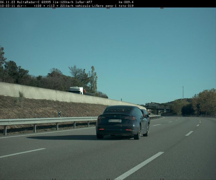 Imagen de un coche denunciado por los Mossos por circular a 221 km/hora