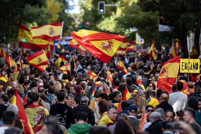 Centenars de persones durant una manifestació contra l'amnistia, davant de la seu del PSOE, a 12 de novembre del 2023, a Madrid