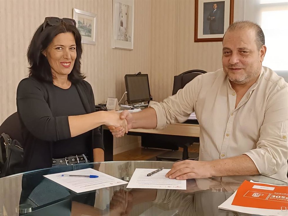Carmen María González, en representación de C's, rubrica el acuerdo con el socialista Javier Ortega.