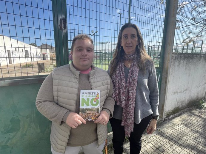 La portavoz de Vox en el Ayuntamiento de Córdoba, Paula Badanelli, ha visitado la zona de Miralbaida-Parque Azahara, para conocer el estado en el que se encuentran las instalaciones deportivas municipales.